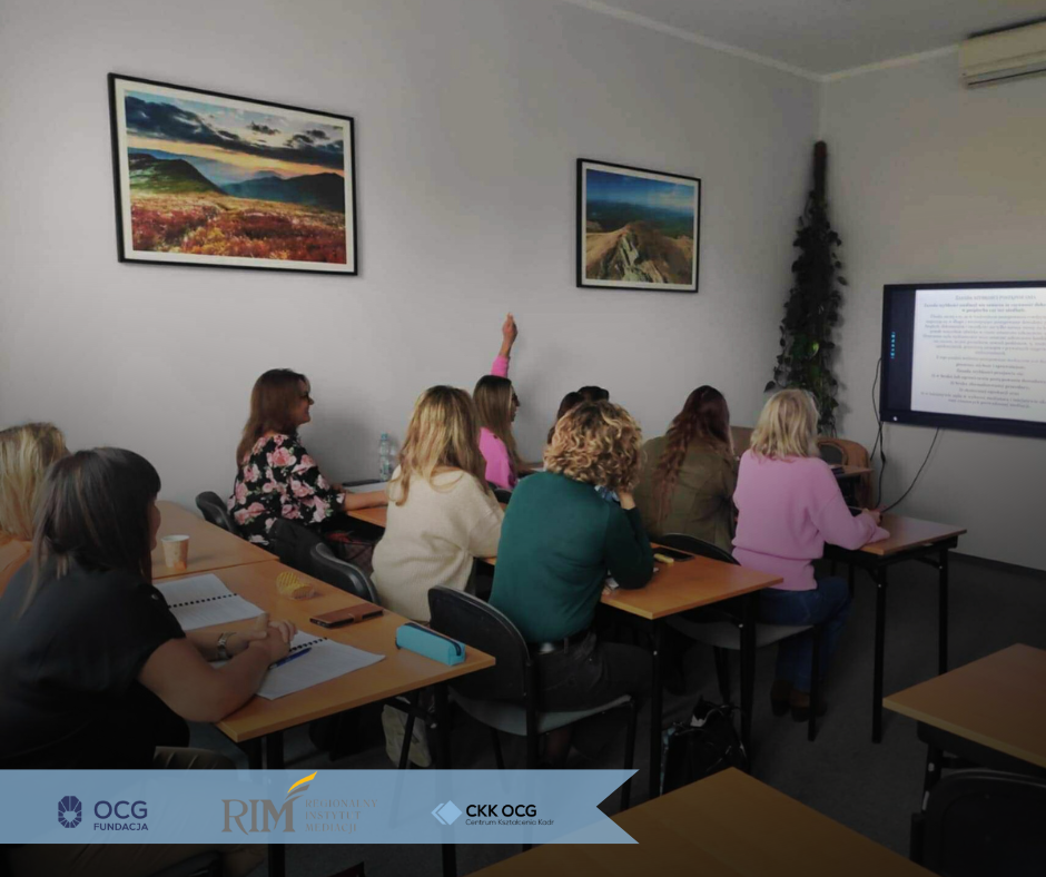 Ludzie siedzący na szkoleniu z mediatora